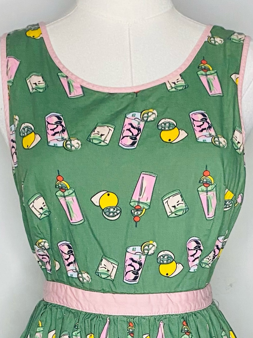 ModCloth Green Novelty Cocktail Drink Print Fit & Flare Dress NWOT Size M - Picture 4 of 9